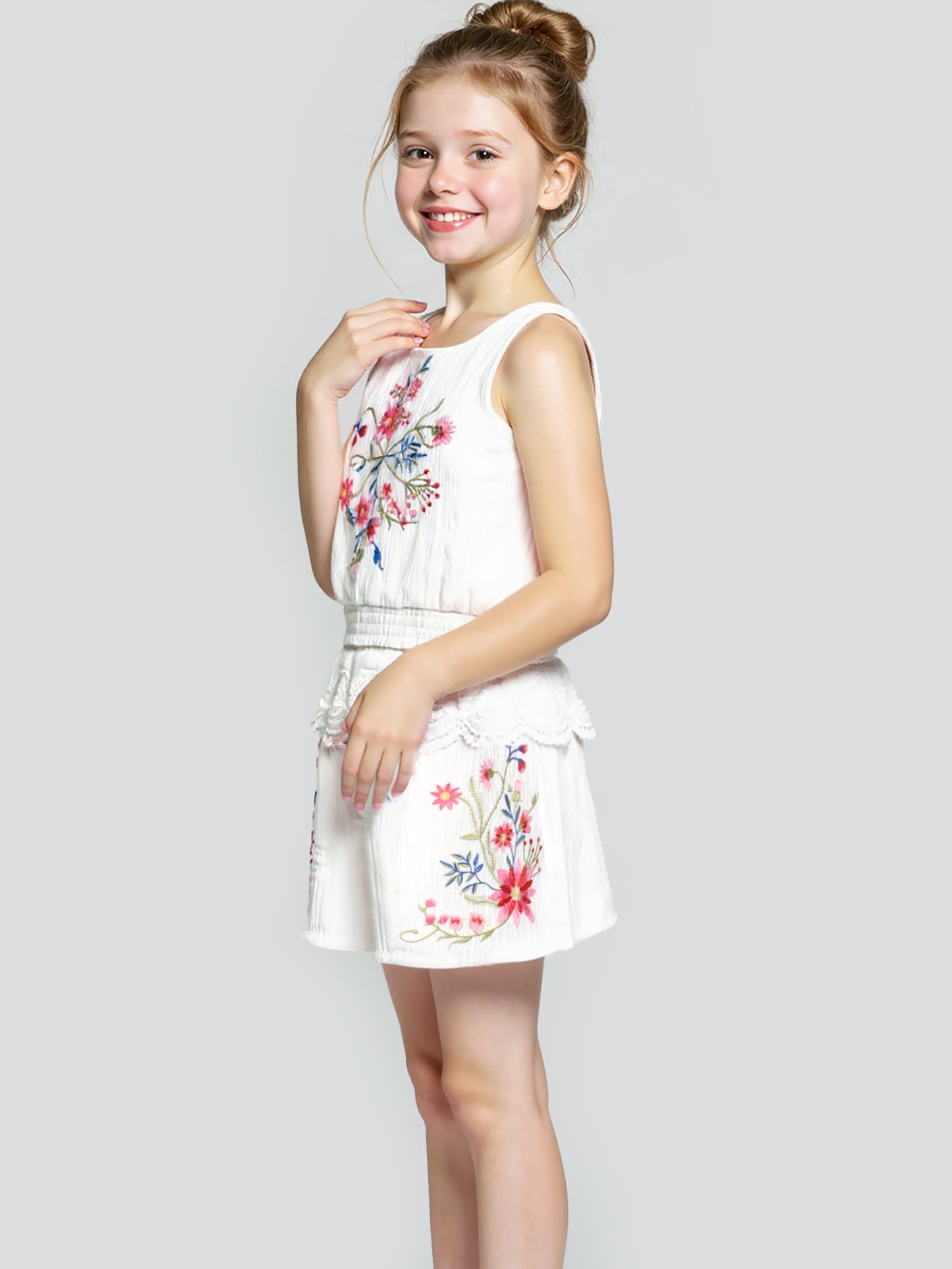 EMBROIDERED FLORAL SHORTS W/ LACE TRIM