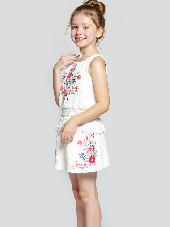 EMBROIDERED FLORAL TOP W/ LACE TRIM
