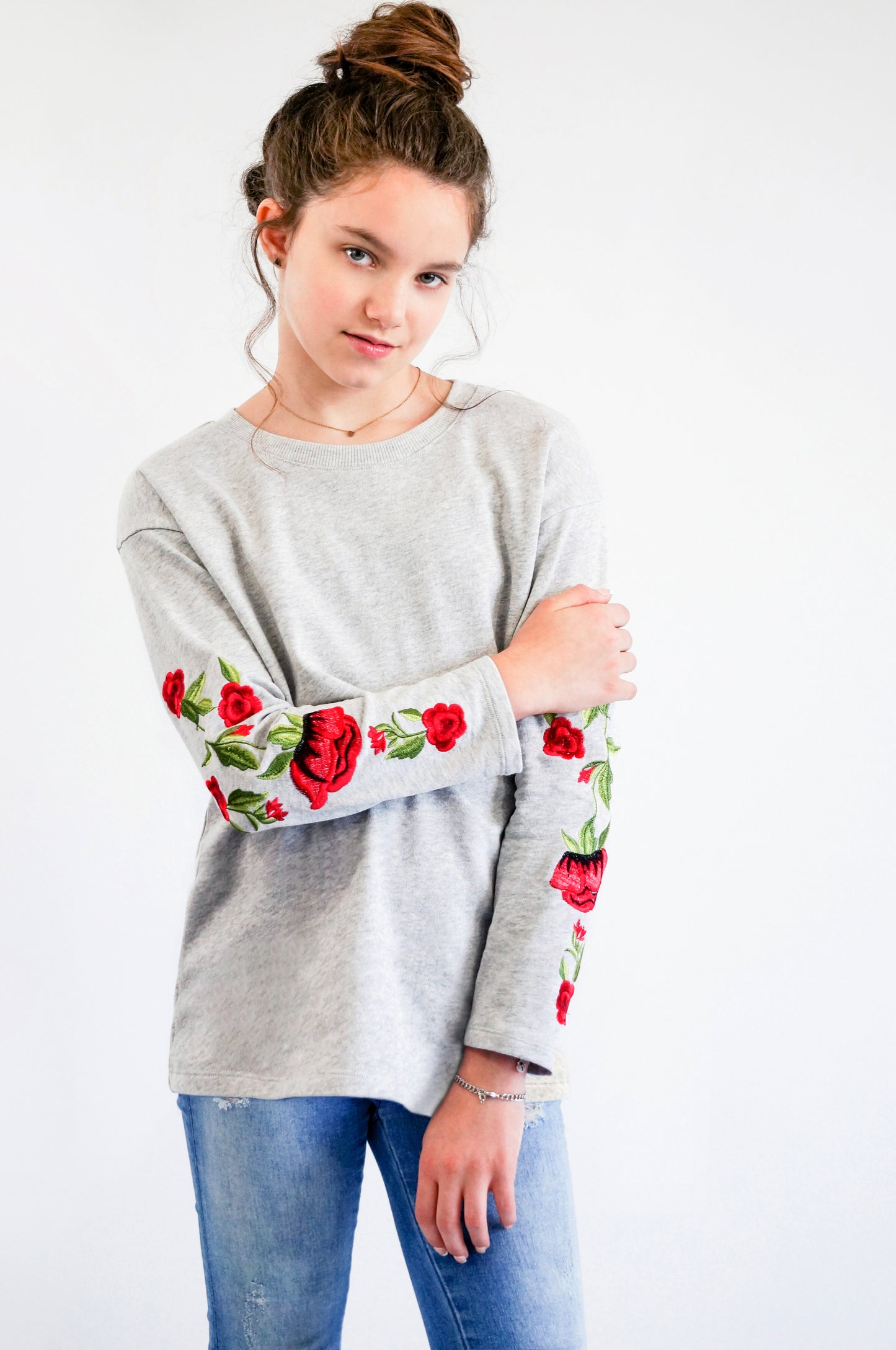 SWEATSHIRT WITH ROSE EMBROIDERED SLEEVE